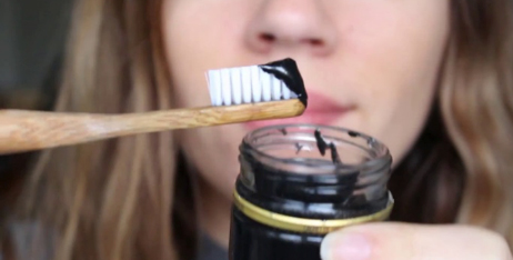 lavarse los dientes con carbón activado