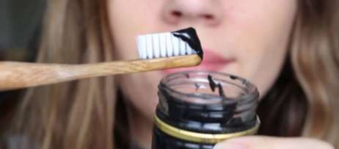 lavarse los dientes con carbón activado