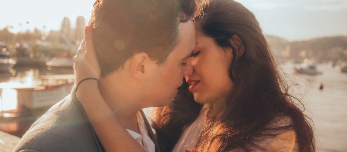 pareja dándose un beso