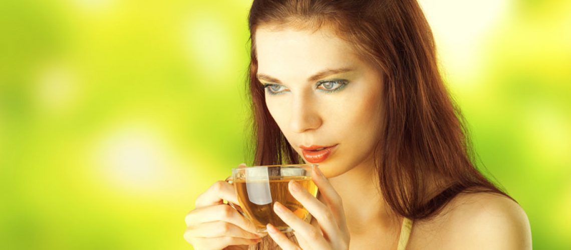 mujer bebiendo té