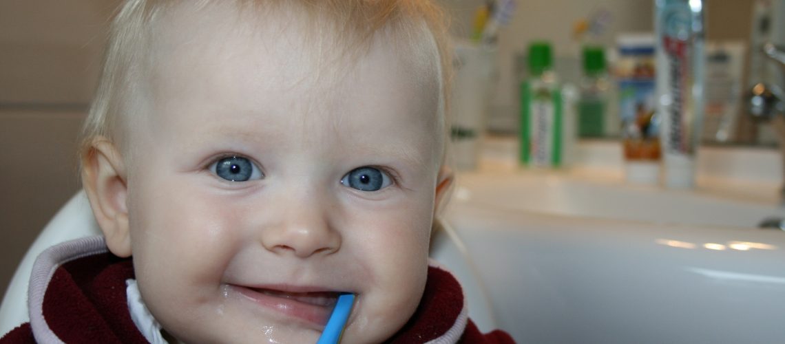 bebé con cepillo de dientes